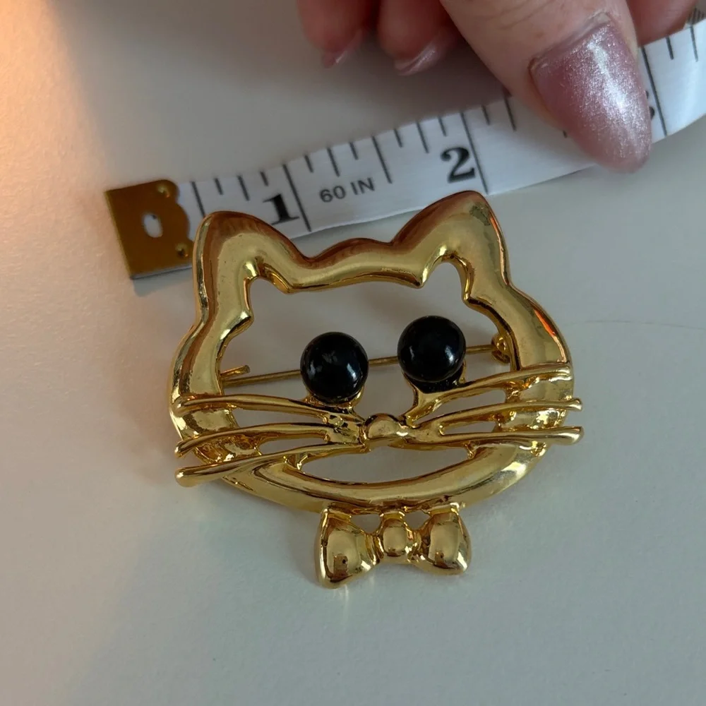 Gold Cat Pin Brooch with Black Eyes - Stylish Pet Accessory